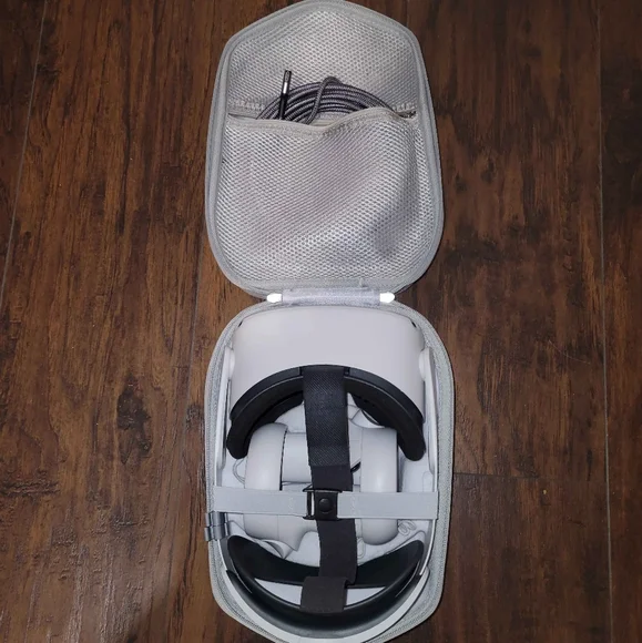 Meta Quest 2 - Picture 2 of 6